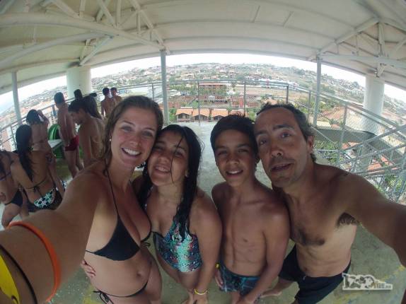 Com os sobrinhos  Antônio e Bebel, no alto de um dos escorregadores do Beach Park, em Fortaleza, capital do Ceará